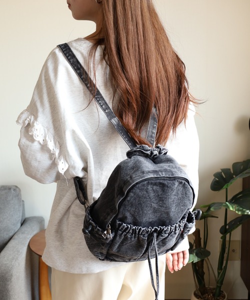 crossi(クロッシー)の「リボンモチーフ ウォッシュデニムリュック(バックパック/リュック・レディース・ブラック/ネイビー/ブルー・FREE)」の13枚目の写真