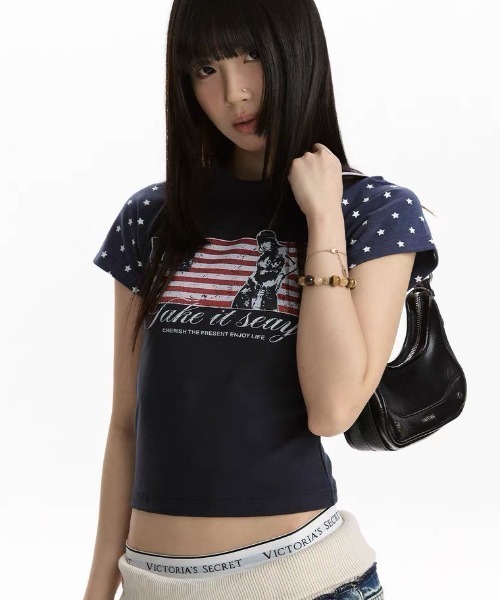 .KOM(ドットコム)の「A'GEM/9 × .kom 『.KOM/ドットケーオーエム』星条旗Tシャツ(Tシャツ/カットソー・レディース・グレー/ネイビー・M)」の1枚目の写真