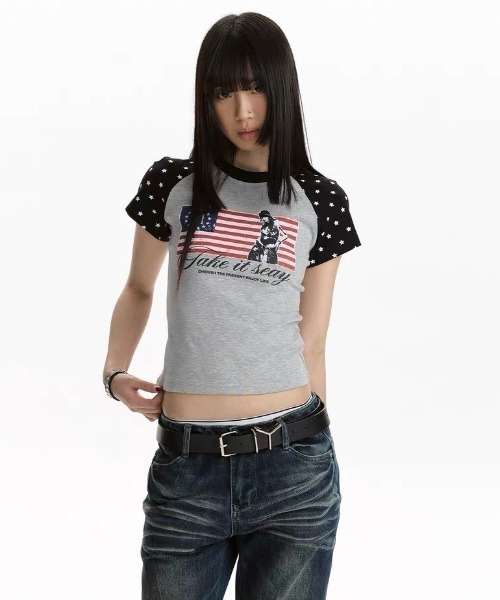 .KOM(ドットコム)の「A'GEM/9 × .kom 『.KOM/ドットケーオーエム』星条旗Tシャツ(Tシャツ/カットソー・レディース・グレー/ネイビー・M)」の3枚目の写真