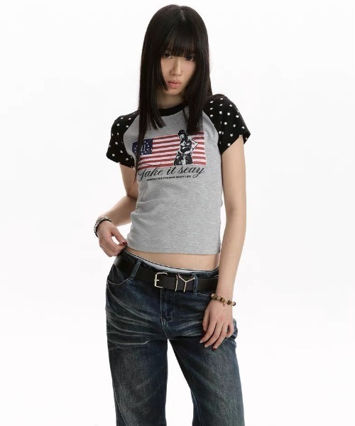 .KOM(ドットコム)の「A'GEM/9 × .kom 『.KOM/ドットケーオーエム』星条旗Tシャツ(Tシャツ/カットソー・レディース・グレー/ネイビー・M)」の4枚目の写真