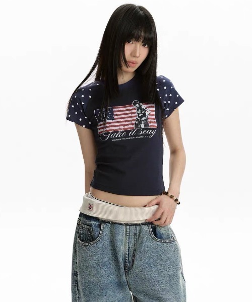 .KOM(ドットコム)の「A'GEM/9 × .kom 『.KOM/ドットケーオーエム』星条旗Tシャツ(Tシャツ/カットソー・レディース・グレー/ネイビー・M)」の5枚目の写真