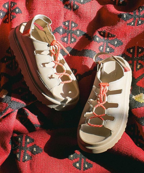 UGG(アグ)の「(UGG)W GOLDENGLOW TOGGLE(サンダル・レディース・ブラック/ホワイト/ベージュ・23cm/24cm/25cm)」の3枚目の写真