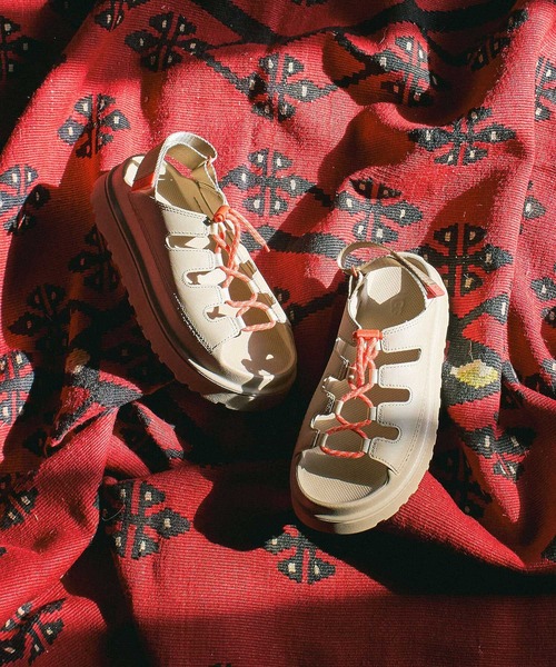 UGG(アグ)の「(UGG)W GOLDENGLOW TOGGLE(サンダル・レディース・ブラック/ホワイト/ベージュ・23cm/24cm/25cm)」の7枚目の写真