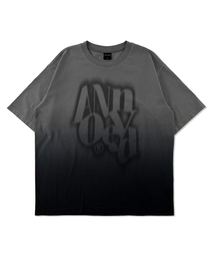 ANNOYED（アノイド）の「ウォッシュドグラデーションタイポ半袖 LQ2TU310_CHARCOAL（Tシャツ/カットソー）」