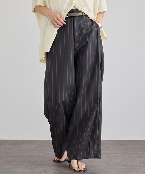 SALON adam et rope'(サロン アダム エ ロペ)の「ウーステッドツイルタックパンツ / セットアップ対応(スラックス・レディース・ベージュ系その他/チャコールグレー・M/S)」の8枚目の写真