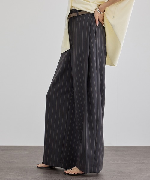 SALON adam et rope'(サロン アダム エ ロペ)の「ウーステッドツイルタックパンツ / セットアップ対応(スラックス・レディース・ベージュ系その他/チャコールグレー・M/S)」の9枚目の写真