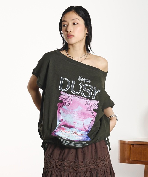 ROSE BUD(ローズバッド)の「OKIRAKU×ROSEBUD/DRAWSTRING GRAPHIC TOP(Tシャツ/カットソー・レディース・レッド/ブラック・ONE SIZE)」の2枚目の写真