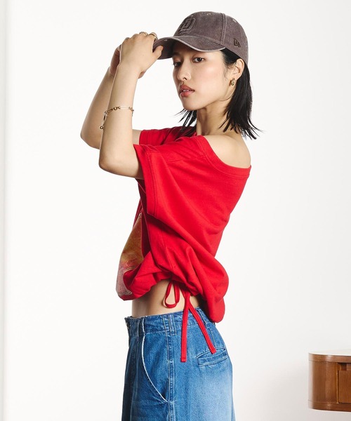 ROSE BUD(ローズバッド)の「OKIRAKU×ROSEBUD/DRAWSTRING GRAPHIC TOP(Tシャツ/カットソー・レディース・レッド/ブラック・ONE SIZE)」の3枚目の写真
