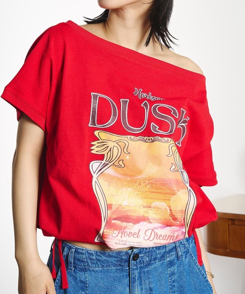 ROSE BUD(ローズバッド)の「OKIRAKU×ROSEBUD/DRAWSTRING GRAPHIC TOP(Tシャツ/カットソー・レディース・レッド/ブラック・ONE SIZE)」の9枚目の写真