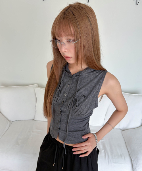 CHICKS(チックス)の「ボタンシャーリングフードスリーブレスチャコール(Tシャツ/カットソー・レディース・チャコール・ONE SIZE)」の5枚目の写真