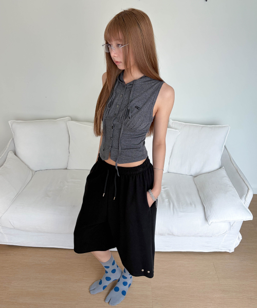 CHICKS(チックス)の「ボタンシャーリングフードスリーブレスチャコール(Tシャツ/カットソー・レディース・チャコール・ONE SIZE)」の7枚目の写真