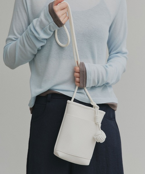 ad thie（アドティエ）の「チャーム付き マルチスマホ ショルダー バッグ（ショルダーバッグ・レディース・イエロー/ライトグリーン/オフホワイト/ベージュ/ブラック・FREE）」の8枚目の写真