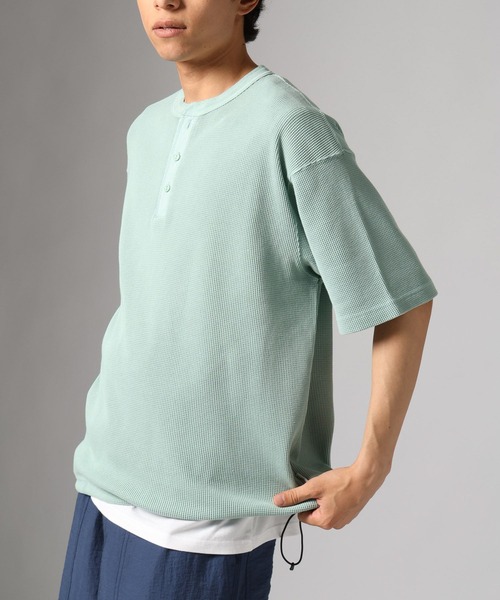 BAYFLOW（ベイフロー）の「[セットでお得]ピグメントワッフルヘンリーネックTEE[シルエット変更可]（Tシャツ/カットソー・メンズ・セージグリーン/チャコール/ネイビー/オフホワイト/ピンク/カーキ・MEDIUM/LARGE）」の5枚目の写真