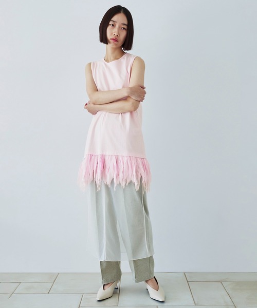ADAM ET ROPE'(アダムエロペ)の「【AAYUSHI for ADAM ET ROPE'】別注Feather frill cut&sew tunic(Tシャツ/カットソー・レディース・ブラック/ピンク・FREE)」の3枚目の写真
