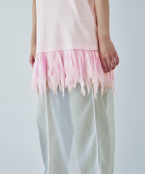 ADAM ET ROPE'(アダムエロペ)の「【AAYUSHI for ADAM ET ROPE'】別注Feather frill cut&sew tunic(Tシャツ/カットソー・レディース・ブラック/ピンク・FREE)」の4枚目の写真