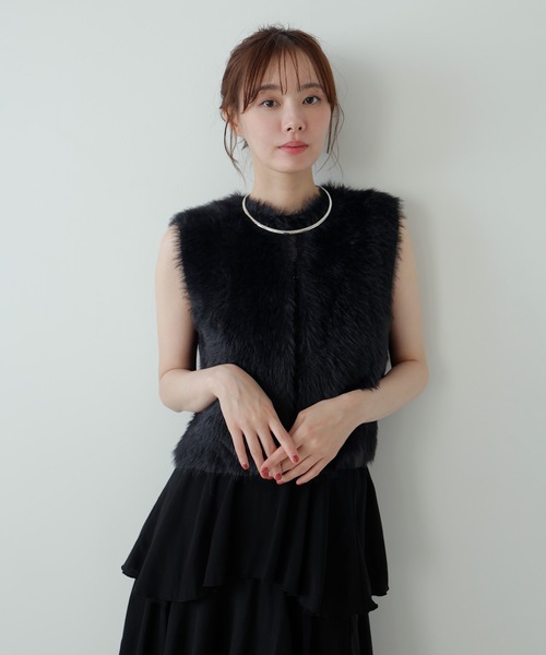 AMUU. PRECIEUSE(アムープレシューズ)の「ミンクライクフェザーニットベスト(ベスト・レディース・ブラック/ブラウン/アイボリー・FREE)」の5枚目の写真