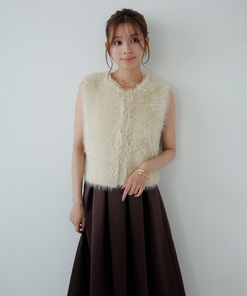 AMUU. PRECIEUSE(アムープレシューズ)の「ミンクライクフェザーニットベスト(ベスト・レディース・ブラック/ブラウン/アイボリー・FREE)」の16枚目の写真