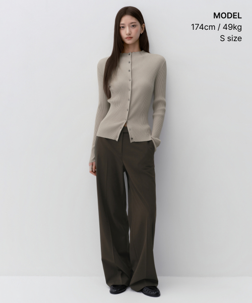 MUSINSA STANDARD WOMAN（ムシンサスタンダードウーマン）の「ウィメンズリブスリムモックネックカーディガン[グレイッシュベージュ]（カーディガン/ボレロ・レディース・その他・LARGE/X-SMALL/SMALL/MEDIUM）」の2枚目の写真