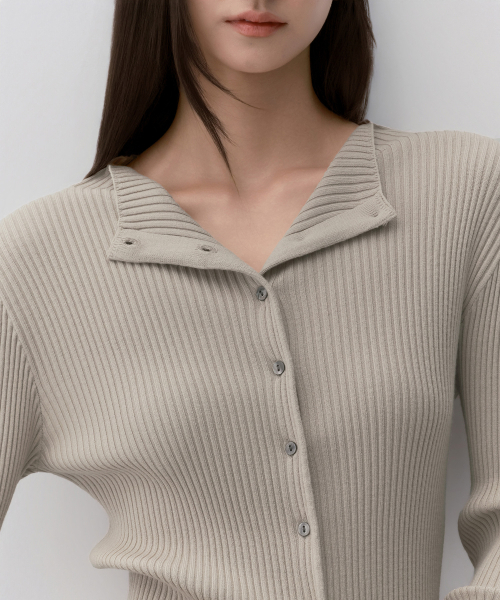 MUSINSA STANDARD WOMAN（ムシンサスタンダードウーマン）の「ウィメンズリブスリムモックネックカーディガン[グレイッシュベージュ]（カーディガン/ボレロ・レディース・その他・LARGE/X-SMALL/SMALL/MEDIUM）」の4枚目の写真