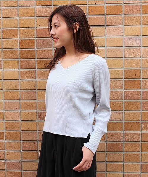 TRUDEA(トルディア)の「アンゴラライクヘラシVネックニット(ニット/セーター・レディース・ブラック/サックスブルー/ホワイト/ライトグレー/ピンク・MEDIUM/LARGE)」の5枚目の写真