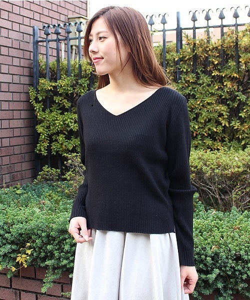 TRUDEA(トルディア)の「アンゴラライクヘラシVネックニット(ニット/セーター・レディース・ブラック/サックスブルー/ホワイト/ライトグレー/ピンク・MEDIUM/LARGE)」の4枚目の写真