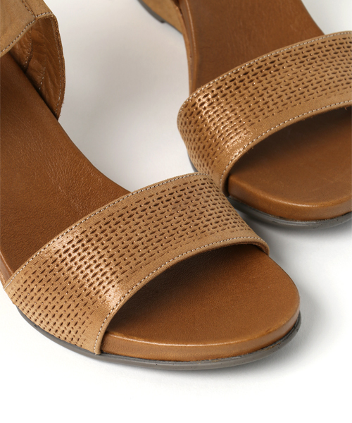 BUENO（ブエノ）の「ストラップサンダル（サンダル・レディース・ブラウン/シルバー・38/37/36）」の4枚目の写真