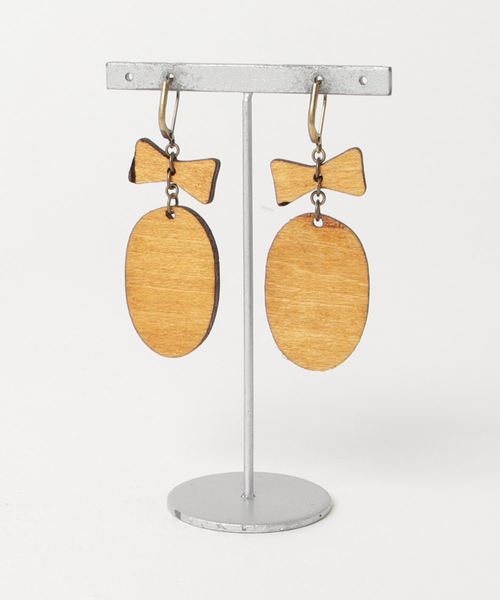 tone(トーン)の「【Ongos】Wood face ribbon ピアス(ピアス(両耳用)・レディース・ブラック/ピンク/ブルー・FREE)」の4枚目の写真