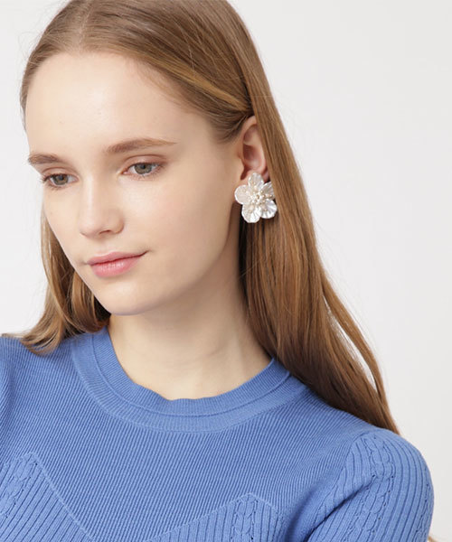 JILL STUART（ジルスチュアート）の「パールフラワーイヤリング（イヤリング・レディース・ホワイト/パープル・ﾌﾘ-）」の2枚目の写真