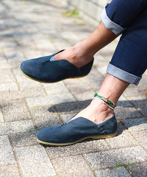 punto pigro（プントピグロ）の「ヌバックスリッポン (PUNTO PIGRO)（その他シューズ・メンズ・ホワイト/ネイビー/キャメル・27.5/26.5）」の2枚目の写真