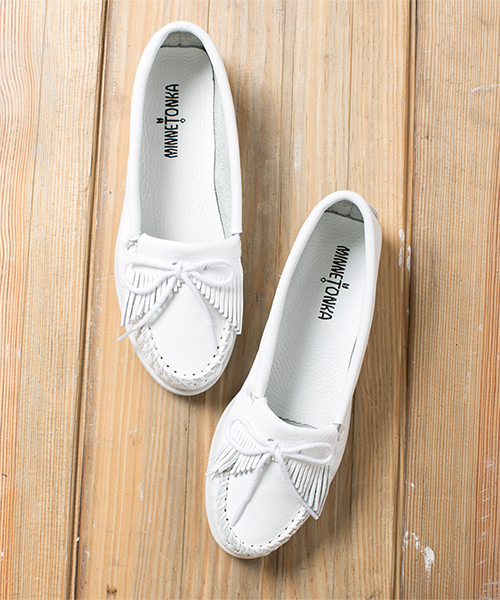 NANO universe（ナノユニバース）の「MINNETONKA/KILTY UNBEADED（モカシン/デッキシューズ・レディース・ネイビー/ホワイト・7/6/8/5）」の2枚目の写真