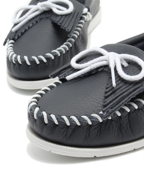 NANO universe（ナノユニバース）の「MINNETONKA/KILTY UNBEADED（モカシン/デッキシューズ・レディース・ネイビー/ホワイト・7/6/8/5）」の3枚目の写真