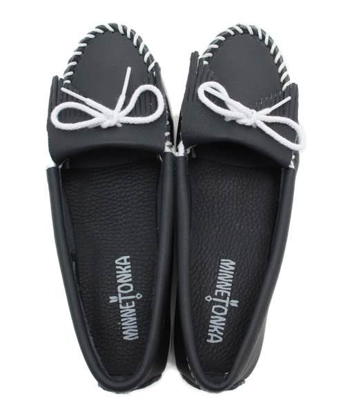 NANO universe（ナノユニバース）の「MINNETONKA/KILTY UNBEADED（モカシン/デッキシューズ・レディース・ネイビー/ホワイト・7/6/8/5）」の6枚目の写真
