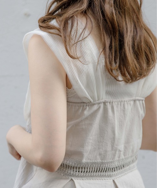 flower(フラワー)の「ビューティフルプリーツビスチェ(シャツ/ブラウス・レディース・アイボリー/ブルー・FREE)」の4枚目の写真