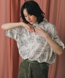 アソート柄ロールネックブラウス