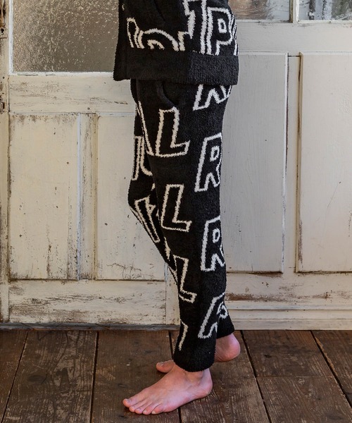 1piu1uguale3 RELAX(ウノピュウノウグァーレトレリラックス)の「1PIU1UGUALE3 RELAX(ウノピゥウノウグァーレトレ)総柄ロゴニットロングパンツ(その他パンツ・メンズ・ブラック/ネイビー・S/M/L/XL)」の3枚目の写真
