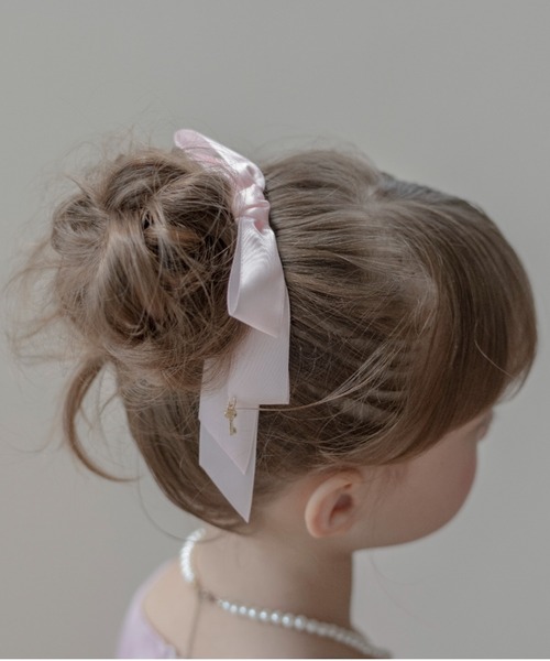 Catherine Cottage（キャサリンコテージ）の「キーチャーム付きサテンリボンヘアゴム（ヘアゴム・キッズ・ブラック/ベージュ/ネイビー/レッド/サックスブルー/ピンク/ブルー/ライラック/グレー/クリーム/ベビーピンク/ライラック系2/キャメル/ミント・FREE）」の13枚目の写真