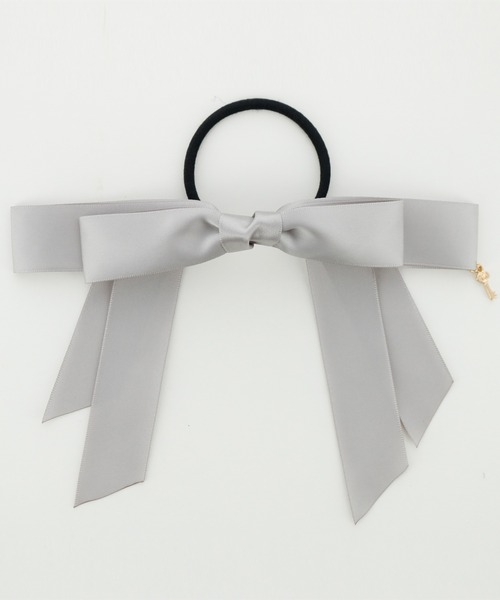 Catherine Cottage（キャサリンコテージ）の「キーチャーム付きサテンリボンヘアゴム（ヘアゴム・キッズ・ブラック/ベージュ/ネイビー/レッド/サックスブルー/ピンク/ブルー/ライラック/グレー/クリーム/ベビーピンク/ライラック系2/キャメル/ミント・FREE）」の3枚目の写真