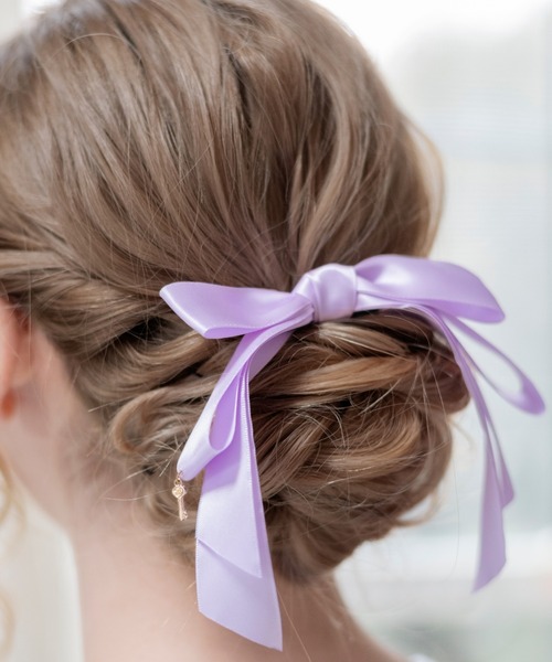 Catherine Cottage（キャサリンコテージ）の「キーチャーム付きサテンリボンヘアゴム（ヘアゴム・キッズ・ブラック/ベージュ/ネイビー/レッド/サックスブルー/ピンク/ブルー/ライラック/グレー/クリーム/ベビーピンク/ライラック系2/キャメル/ミント・FREE）」の9枚目の写真