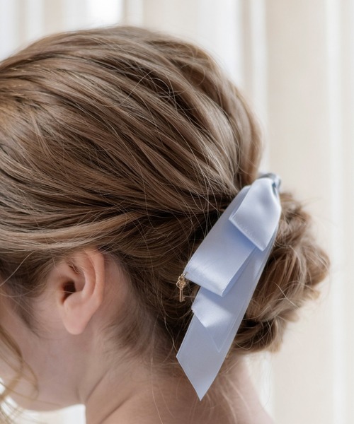 Catherine Cottage（キャサリンコテージ）の「キーチャーム付きサテンリボンヘアゴム（ヘアゴム・キッズ・ブラック/ベージュ/ネイビー/レッド/サックスブルー/ピンク/ブルー/ライラック/グレー/クリーム/ベビーピンク/ライラック系2/キャメル/ミント・FREE）」の7枚目の写真