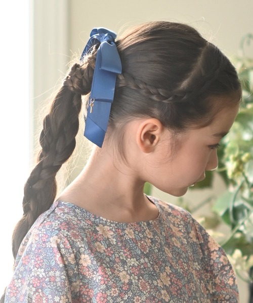 Catherine Cottage（キャサリンコテージ）の「キーチャーム付きサテンリボンヘアゴム（ヘアゴム・キッズ・ブラック/ベージュ/ネイビー/レッド/サックスブルー/ピンク/ブルー/ライラック/グレー/クリーム/ベビーピンク/ライラック系2/キャメル/ミント・FREE）」の8枚目の写真