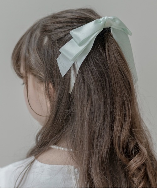 Catherine Cottage（キャサリンコテージ）の「キーチャーム付きサテンリボンヘアゴム（ヘアゴム・キッズ・ブラック/ベージュ/ネイビー/レッド/サックスブルー/ピンク/ブルー/ライラック/グレー/クリーム/ベビーピンク/ライラック系2/キャメル/ミント・FREE）」の5枚目の写真