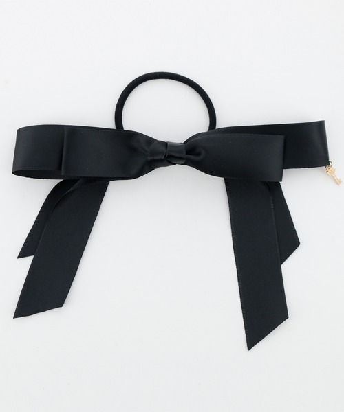 Catherine Cottage（キャサリンコテージ）の「キーチャーム付きサテンリボンヘアゴム（ヘアゴム・キッズ・ブラック/ベージュ/ネイビー/レッド/サックスブルー/ピンク/ブルー/ライラック/グレー/クリーム/ベビーピンク/ライラック系2/キャメル/ミント・FREE）」の2枚目の写真
