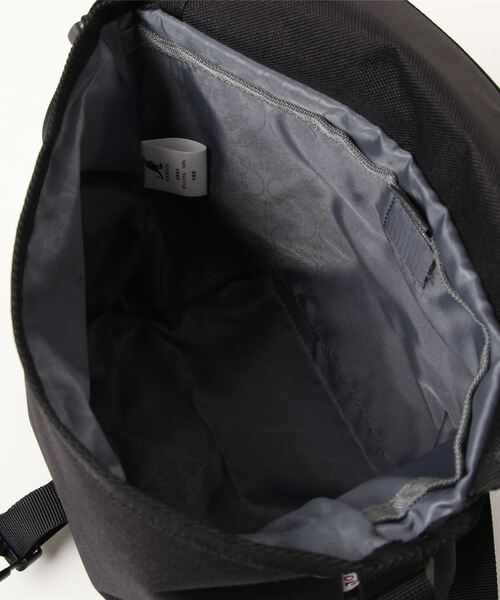 KANGOL(カンゴール)の「【KANGOL/カンゴール】 シンプルタグ ミニメッセンジャーバッグ(ショルダーバッグ・メンズ・チャコールグレー×ブラック/ベージュ/ブラック・FREE)」の4枚目の写真