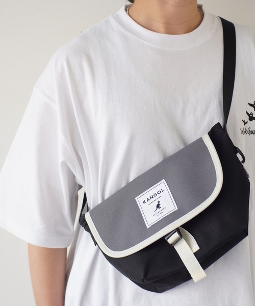 KANGOL(カンゴール)の「【KANGOL/カンゴール】 シンプルタグ ミニメッセンジャーバッグ(ショルダーバッグ・メンズ・チャコールグレー×ブラック/ベージュ/ブラック・FREE)」の3枚目の写真