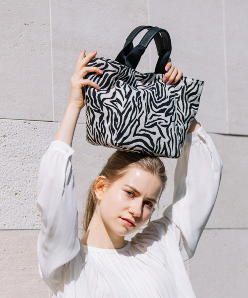cache cache(カシュ カシュ)の「カシュカシュ cachecache / 多ポケットパイピングトートバッグS(トートバッグ・レディース・ネイビー/グレー/ブラック/ベージュ/レオパード/ゼブラ・FREE)」の6枚目の写真