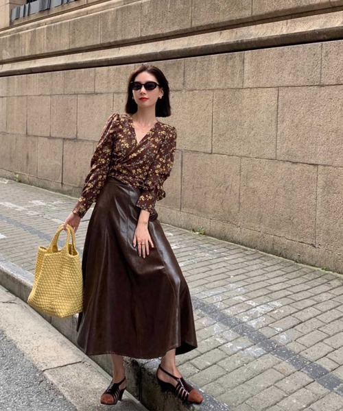 Leja(レジャ)の「レザーAラインロングスカート(スカート・レディース・ブラック/グリーン/モカ・SMALL/MEDIUM)」の3枚目の写真