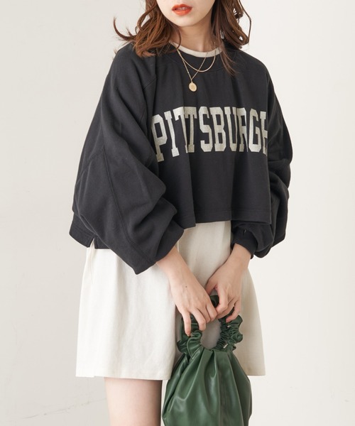 Chico（チコ）の「ショート丈デカロゴカレッジスウェット（スウェット・レディース・ブラック/グレー/グリーン/アイボリー・FREE）」の3枚目の写真