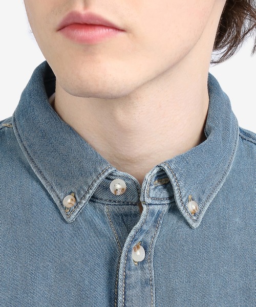 tommy jeans（トミー ジーンズ）の「フラッグロゴデニムシャツ（シャツ/ブラウス・メンズ・ブルー・LARGE/MEDIUM/SMALL/X-LARGE）」の2枚目の写真