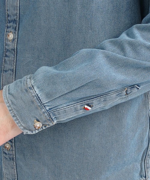 tommy jeans（トミー ジーンズ）の「フラッグロゴデニムシャツ（シャツ/ブラウス・メンズ・ブルー・LARGE/MEDIUM/SMALL/X-LARGE）」の5枚目の写真