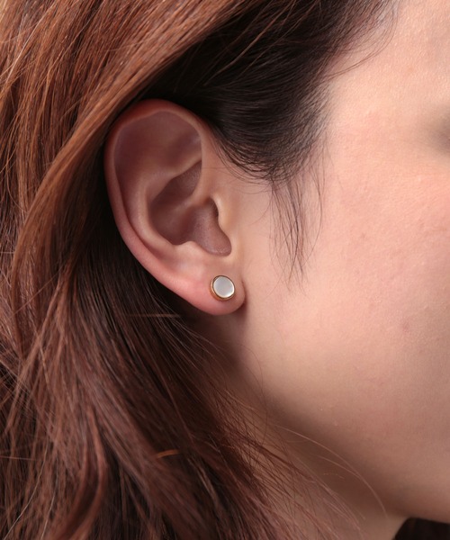 Manon's Selection(マノンズセレクション)の「サークルシェルキャッチピアス(ピアス(両耳用)・レディース・ゴールド/シルバー・ONE SIZE)」の1枚目の写真
